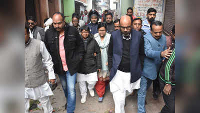 गोरखपुर बवाल: गिरफ्तार प्रदर्शनकारियों के परिवारों से मिलने पहुंचे अजय कुमार लल्लू