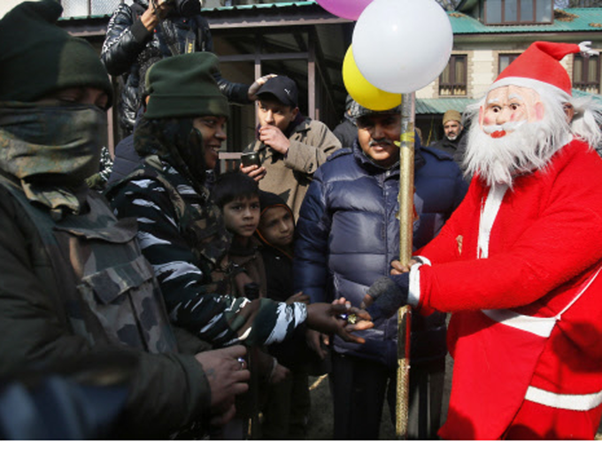 श्रीनगरः सुरक्षाबलों के साथ क्रिसमस