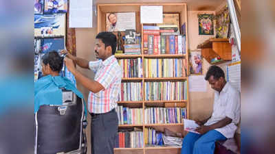 पढ़ाई में गरीबी आई आडे़ तो तमिलनाडु के हेयरड्रेसर ने सलून में बनाई लाइब्रेरी