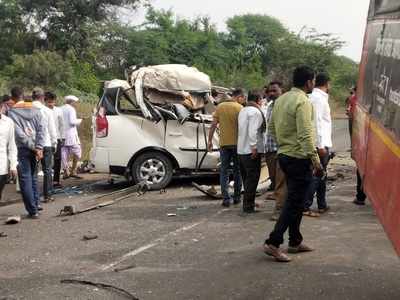 नगर-सोलापूर मार्गावरील अपघातात तीन ठार