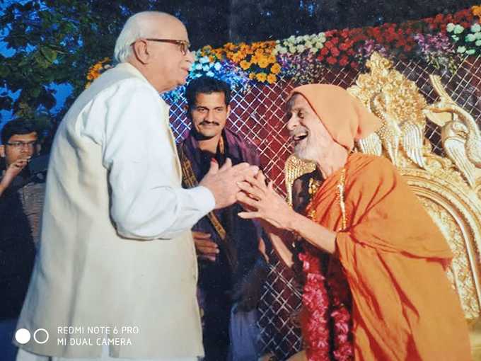 ರಾಜಕೀಯ ಭೀಷ್ಮ ಅಡ್ವಾಣಿ ಹರಸಿದ ಪೇಜಾವರ ಶ್ರೀ