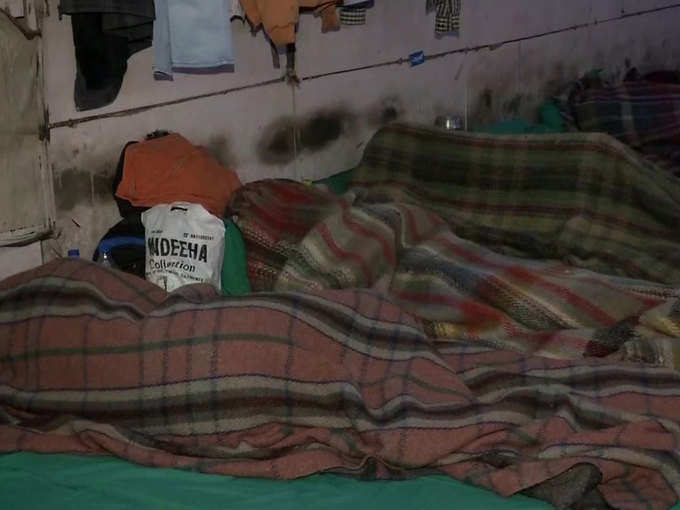 आनंद विहार आईएसबीटी के नजदीक बने रैन बसेरे में सोते लोग