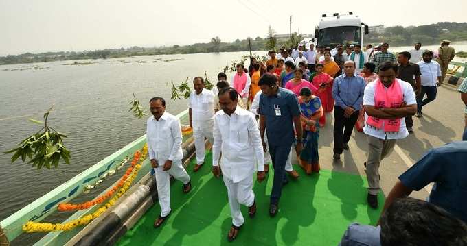 మధ్య మానేరు జలాశయం వద్ద కేసీఆర్