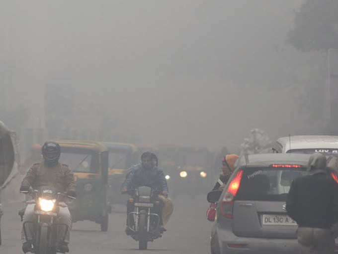 दिल्ली में ठंड के साथ कोहरे की मार