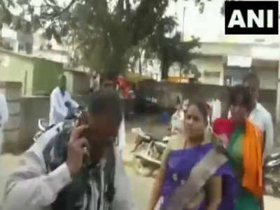 विडियो: उद्धव ठाकरे के खिलाफ की थी विवादित पोस्ट, महिला शिवसैनिक ने शख्स पर उड़ेल दी स्याही