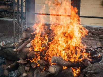 वाराणसीः ठंड से बढ़ी मरने वालों की संख्या, महाश्‍मशान पर अंतिम संस्कार के लिए लगी लाइन
