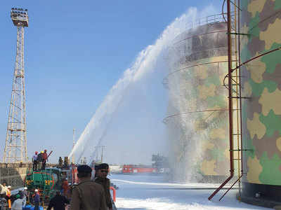 गुजरात: अब भी धधक रही है कांडला बंदरगाह के निकट मिथेनॉल टैंक में लगी आग
