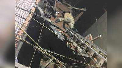त्रिलोकपुरी में गिरी इमारत, आठ मजदूरों को बचाया गया