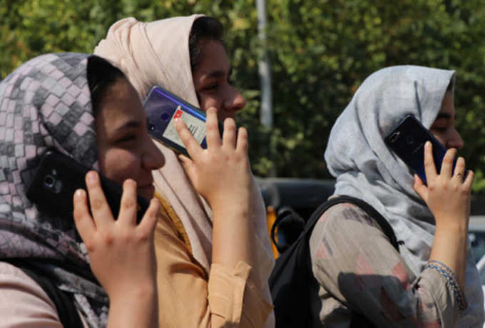 kashmir girls with mobile