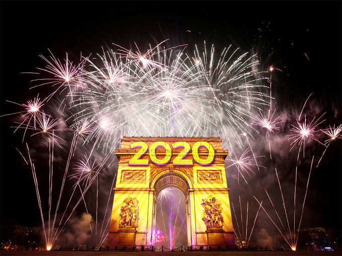 रोमांटिक शहर पैरिस ने 2020 को किया वेलकम 