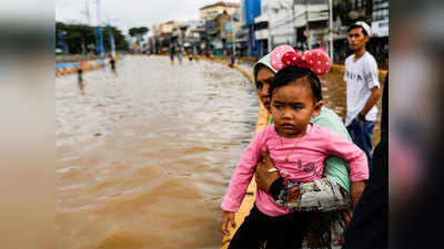 इंडोनेशिया की राजधानी में नए साल का जश्न मातम में बदला, बाढ़ में 16 की मौत