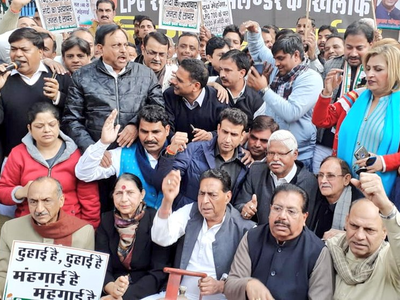 रसोई गैस की बढ़ती कीमतों के खिलाफ दिल्ली में कांग्रेस का सिलिंडर लेकर प्रदर्शन