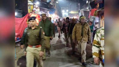 गोरखपुर हिंसाः जुमे को लेकर पुलिस अलर्ट, गुरुवार को शहर में निकाला फ्लैग मार्च