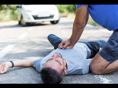 हार्ट अटैक या Cardiac Arrest में रामबाण साबित हो सकता है CPR, जानें इसे देने का सही तरीका