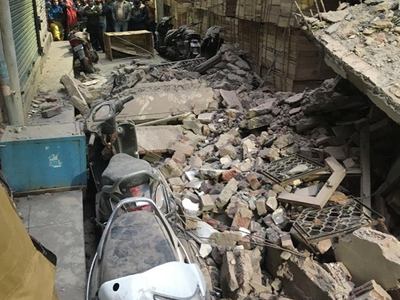 दिल्ली के गांधीनगर इलाके में गिरी इमारत, 2 घायल