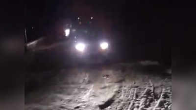 मसूरी में बर्फबारी के बीच रास्ते में फंसे 500 वाहन, प्रशासन-आईटीबीपी ने कराया रेस्क्यू