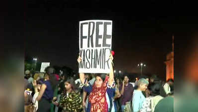 मुंबई: विरोध-प्रदर्शन जेएनयू हिंसा के खिलाफ, पोस्टर दिखे कश्मीर की आजादी के