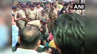 जेएनयू हिंसा: मुंबई में छात्रों का विरोध उग्र, गेटवे ऑफ इंडिया पर पुलिस से झड़प, आजाद मैदान भेजे गए