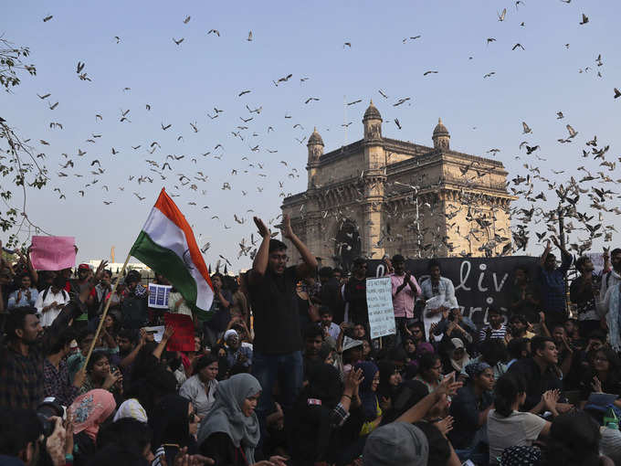 मुंबई तक पहुंची JNU हिंसा की आंच, गेटवे ऑफ इंडिया पर प्रदर्शन