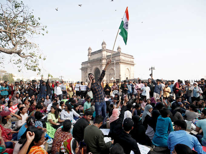 मुंबई तक पहुंची JNU हिंसा की आंच, गेटवे ऑफ इंडिया पर प्रदर्शन