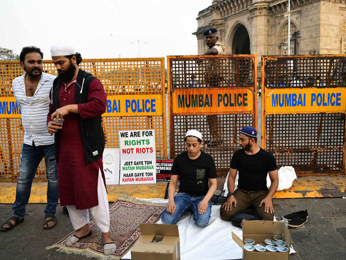 मुंबई तक पहुंची JNU हिंसा की आंच, गेटवे ऑफ इंडिया पर प्रदर्शन