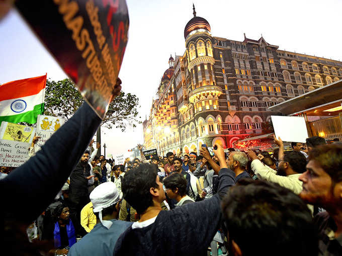 मुंबई तक पहुंची JNU हिंसा की आंच, गेटवे ऑफ इंडिया पर प्रदर्शन