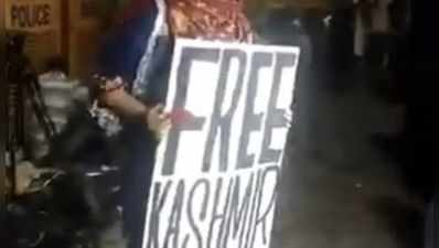 मुंबईत दिसले Free Kashmir चे पोस्टर, संतापून अनुपम खेर म्हणाले...