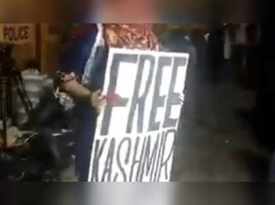 मुंबईत दिसले Free Kashmir चे पोस्टर, संतापून अनुपम खेर म्हणाले...