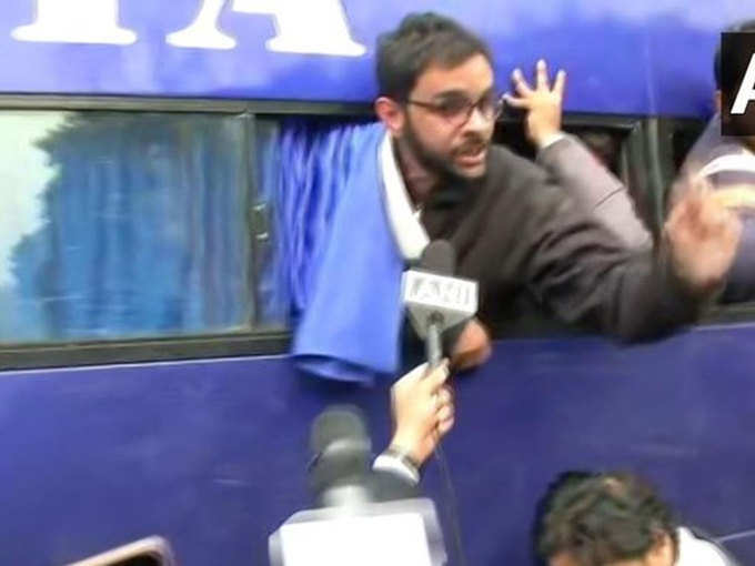 प्रदर्शन में शामिल उमर खालिद को ले जाती पुलिस (फाइल फोटो)