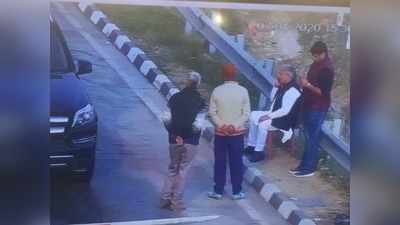 फिरोजाबाद: टोल मांगने पर भड़के राज्यसभा सांसद, धरने पर बैठे