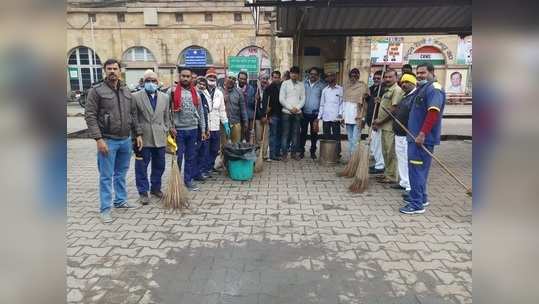 ऑटोचालकांची रेल्वे स्थानक स्वच्छता मोहीम