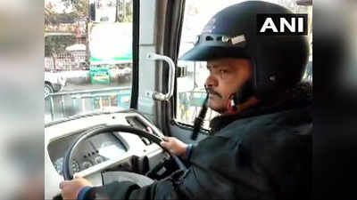 सिलिगुड़ी: भारत बंद के दौरान अनहोनी की आशंका, हेल्मेट लगाकर बस चला रहे ड्राइवर