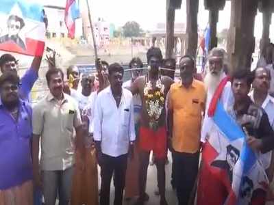 தலைவர் ரசிகர்கள் வெறித்தனம்: தர்பார் வெற்றியடைய அலகு குத்தி ரசிகர்கள் வேண்டுதல்