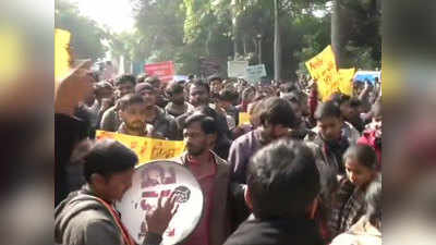 LIVE: हिंसा, CAA के खिलाफ JNU  छात्रों का दिल्ली में मार्च, लेफ्ट के नेताओं का भी मिला साथ