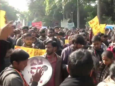 LIVE: हिंसा, CAA के खिलाफ JNU  छात्रों का दिल्ली में मार्च, लेफ्ट के नेताओं का भी मिला साथ