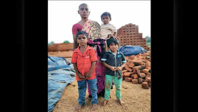 भूखे बच्‍चों का पेट भरने के लिए विधवा ने मुंडवाया सिर, 150 रुपये में बेचे बाल