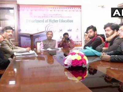 JNU में गतिरोध पर सरकार ने दी दखल, HRD सेक्रटरी की छात्रों और यूनिवर्सिटी प्रशासन से अलग-अलग मुलाकात