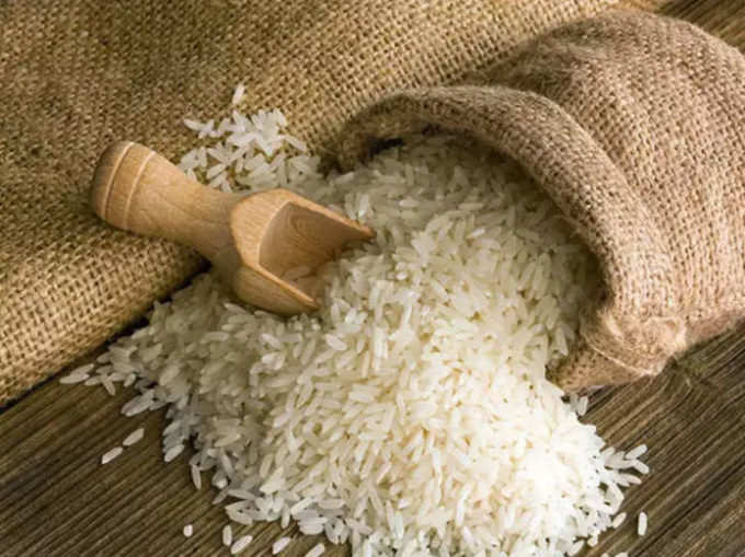 चावल को अक्षत कहा जाता है और इसका संबंध चंद्रमा से होता है। शुभ कार्यों में चावल का प्रयोग किया जाता है। ग्रहण में चावल का दान देने से घर में धन-धान्य की कमी नहीं आती है।