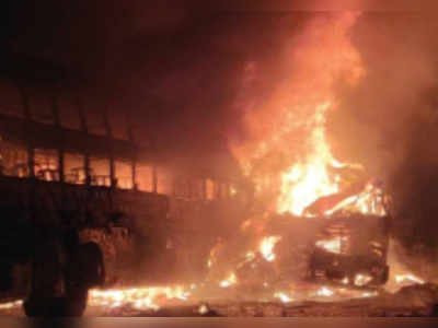UP: बस-ट्रक अपघातानंतर भीषण आग; २० जण ठार