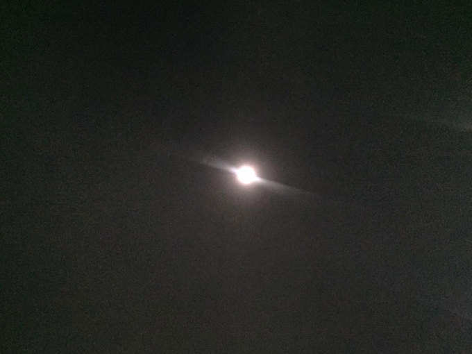 साल का पहला चंद्र ग्रहण शुरू हो गया है। तस्वीर नोएडा की है।