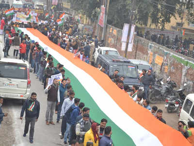 हिंदू संगठनों ने 111 मीटर लंबा तिरंगा लेकर सीएए के समर्थन में निकाला जुलूस