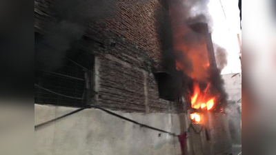दिल्ली: मायापुरी के जूता फैक्ट्री में आग,  2 लोग घायल