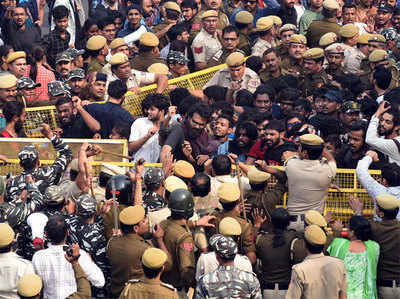 जेएनयू हिंसा: नकाबपोश छोड़िए, अभी घायलों से ही दूर है दिल्ली पुलिस