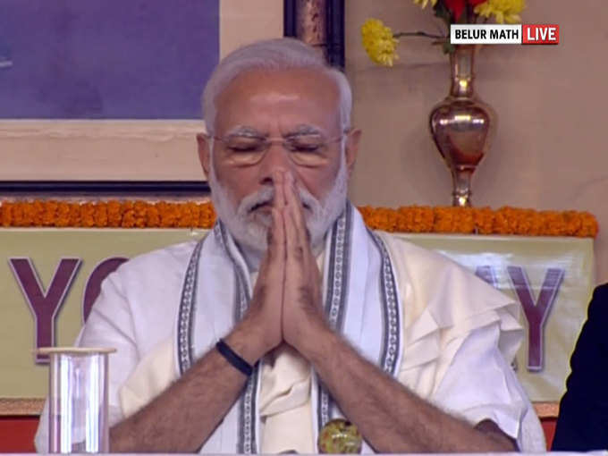 बेलूर मठ में प्रार्थना करते हुए प्रधानमंत्री नरेन्द्र मोदी।