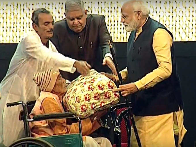 इसी कार्यक्रम में पीएम मोदी ने 105 साल की पोर्ट की कर्मचारी नगीना भगत को सम्मानित किया और उनके पैर छुए।