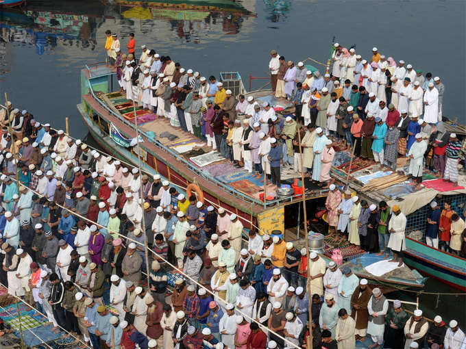 नावों और स्टीमरों में भी हजारों की भीड़ 