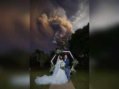 Taal Volcano : ಜ್ವಾಲಾಮುಖಿ ಸ್ಫೋಟಗೊಂಡಾಗಲೇ ದಾಂಪತ್ಯಕ್ಕೆ ಕಾಲಿಟ್ಟ ಜೋಡಿ...!