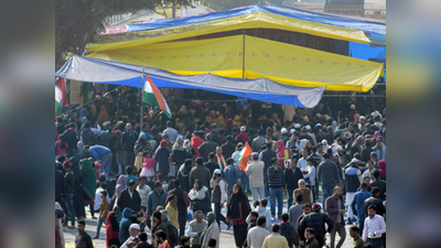 कोर्ट के निर्देश के बाद कालिंदी कुंज-शाहीन बाग मार्ग खोलने को प्रदर्शनकारियों को मना रही पुलिस