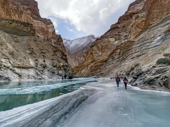 ट्रेकिंग के लिए अलग-अलग हिस्सों से आए लोग