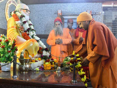 मकर संक्रांति पर भगवान गोरक्षनाथ को गोरक्षपीठाधीश्वर योगी आदित्यनाथ ने चढ़ाई खिचड़ी